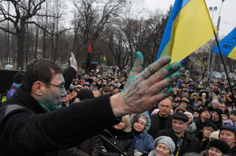 Облитый зеленкой оппозиционный политик Юрий Луценко выступает перед активистами Евромайдана в Харькове, 28 декабря 2013 г.