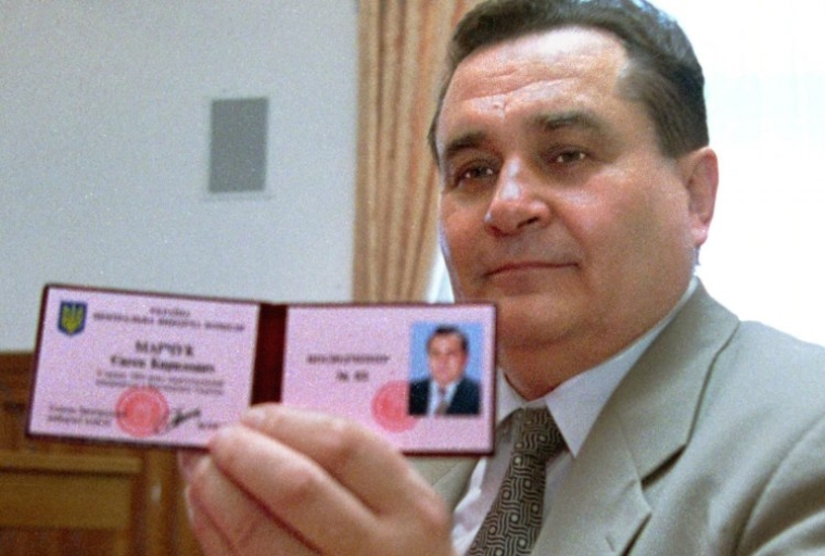 Євген Марчук показує своє посвідчення кандидата в Президенти відразу після того, як він був зареєстрований Центральною виборчою комісією,1999 р.