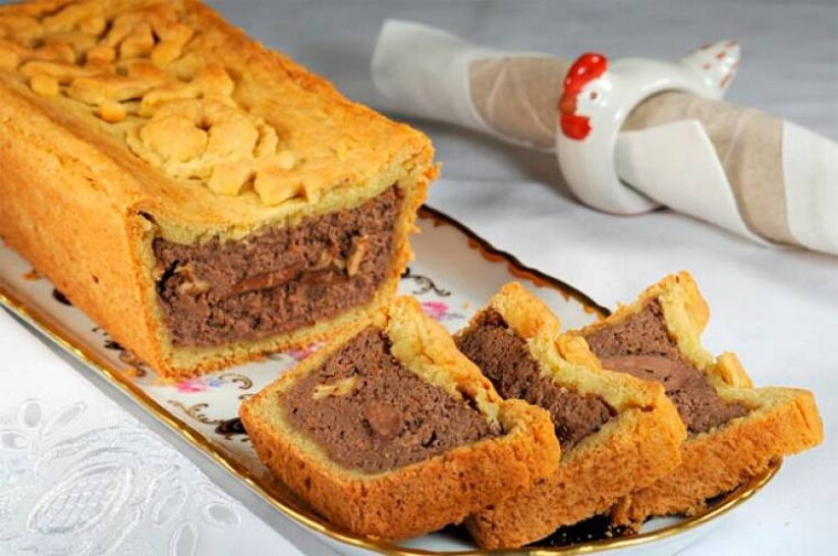 Если не знать, что в состав страсбургского пирога-паштета входят фуа-гра и трюфеля, то в его фотопортрете нет ничего особенного. Разве что пропорция начинки и теста очень подкупает