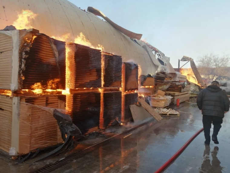 Пожар вспыхнул в месте складирования готовой продукции
