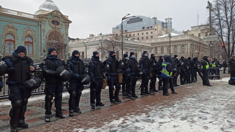 Металевий паркан та правоохоронці біля стін Верховної Ради;