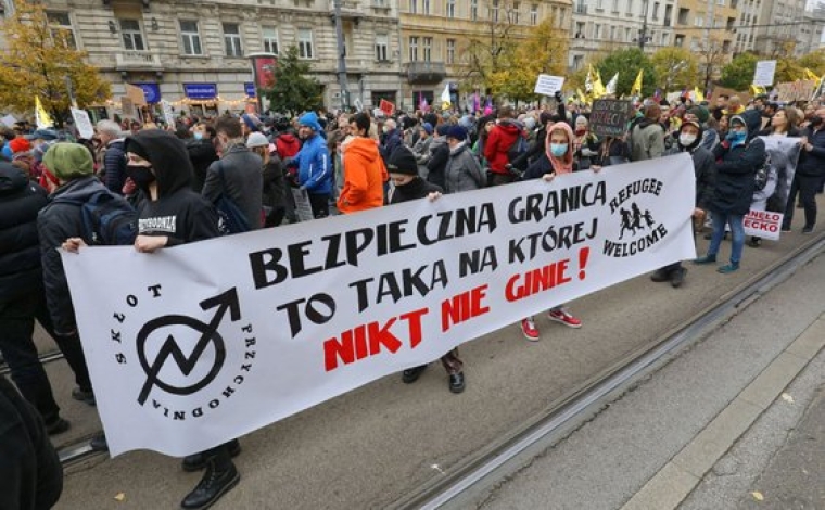 На акции представители феминистских инициатив в своих речах критиковали введения чрезвычайного положения в приграничных с Беларусью районах
