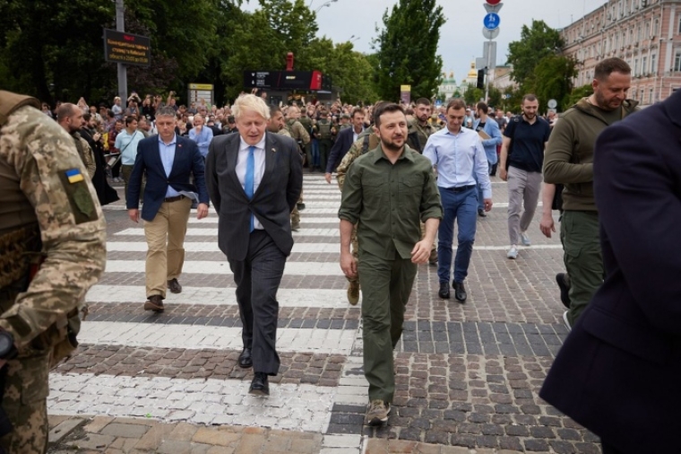 Джонсон и Зеленский на Михайловской площади, позади толпа желающих сфотографировать лидеров