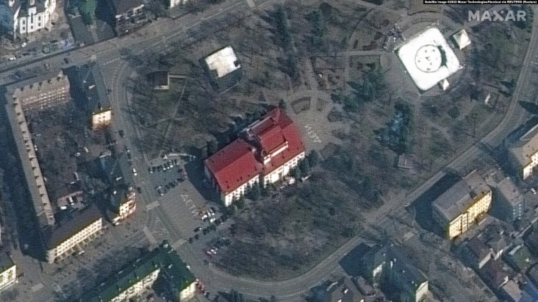 На супутниковому знімку від 14 березня видно написи "діти" на площі біля театру
