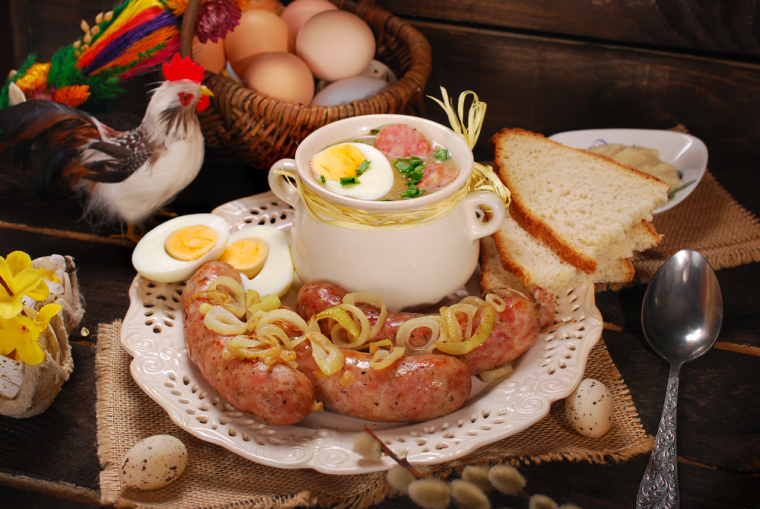Самым счастливым поворотом в судьбе супа с мучной закваской оказался день, когда его заправили колбасками, ветчиной и вареными яйцами
