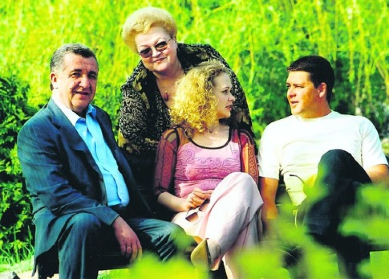 Георгий Кирпа с женой Жанной и детьми
