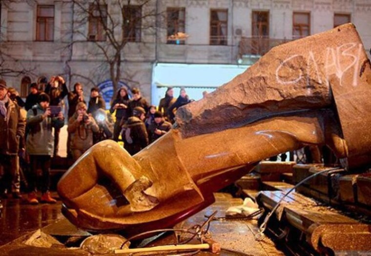 Разрушений пам'ятник Леніна