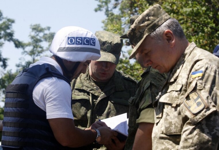 Андрій Таран з представниками ОБСЄ в селищі Широкино (Донецька обл.), 2015 р