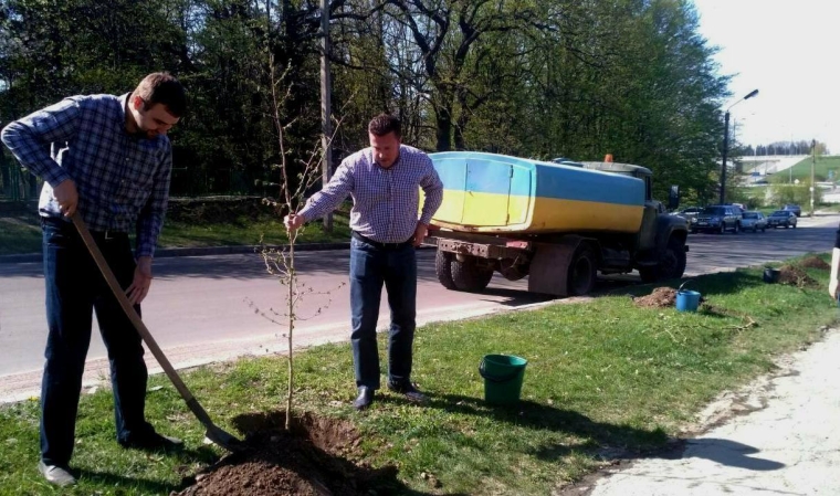 Антон Яценко высаживает деревья в Умани