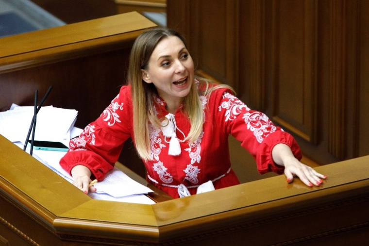 Аліна Загоруйко виступає з трибуни Верховної Ради