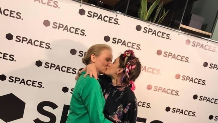 Жіночий поцілунок, в якому "звинуватили" Єлизавету Ясько / Фото з відкритих джерел