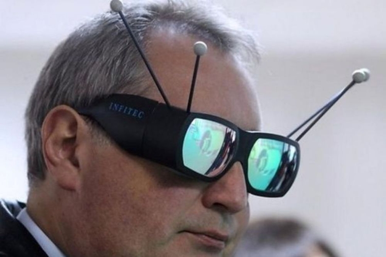 Глава Роскосмоса Рогозин тестирует покупку, сделанную на Али-экспресс