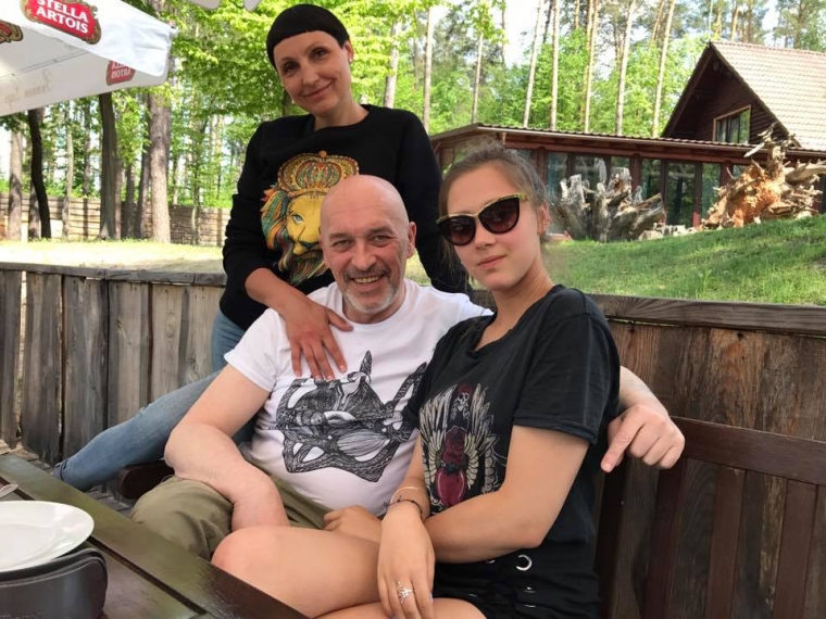 Георгій Тука з донькою Лізою та Вікторією Федоренко / m.ednist.info