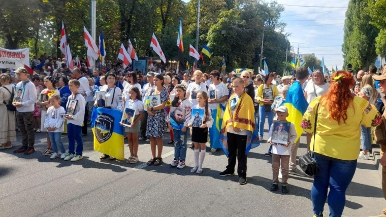 Родичі захисників на марші в центрі Києва/фото: УНІАН