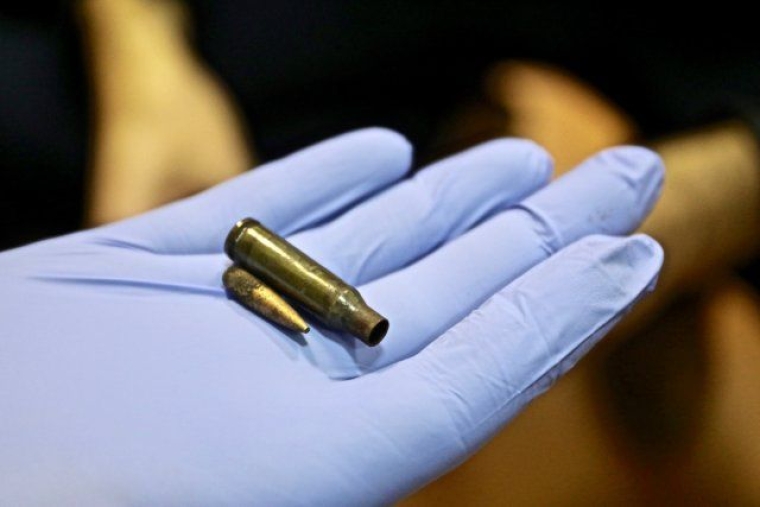 Пуля и гильза, найденные в земле на месте, где нашли тело Левина, 30.05.2022