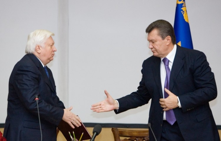Президент Украины Виктор Янукович, справа, и новый генеральный прокурор Украины Виктор Пшонка во время представления его личному составу Генеральной прокуратуры Украины