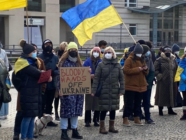 "Кровавые руки — прочь от Украины"