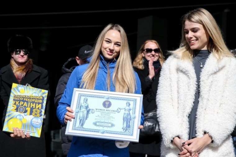 Чемпионка мира по дзюдо-2018 Дарья Билодид держит сертификат об установленном ею рекорде мира (самая молодая чемпионка мира по дзюдо)