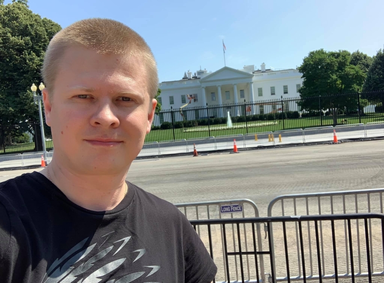 Ростислав Шапошніков фотографується біля Білого Дому, Вашингтон, США / facebook.com/roadcontrol.ua