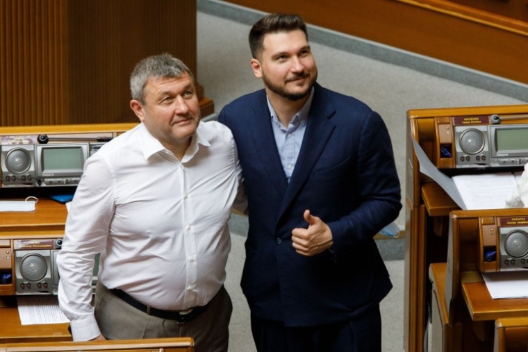 Народные депутаты Сергей Литвиненко и Павел Халимон во время заседания Верховной Рады