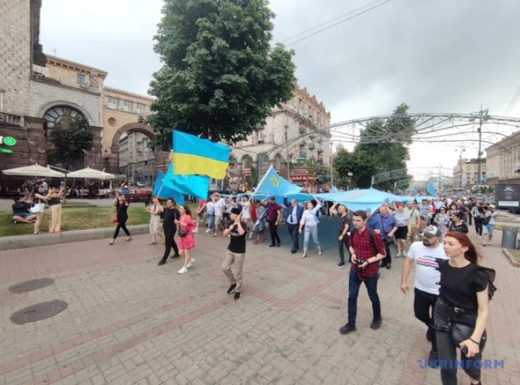Шествие в честь Дня крымскотатарского флага проходит по улице Крещатик