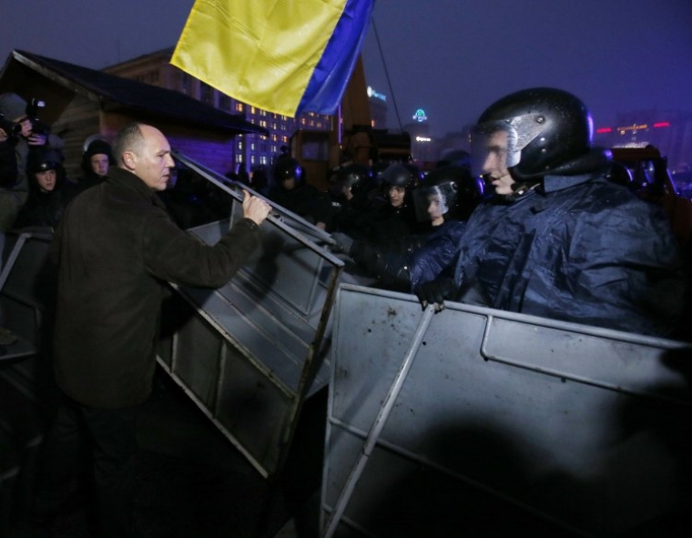Андрей Парубий возле работников правоохранительных органов