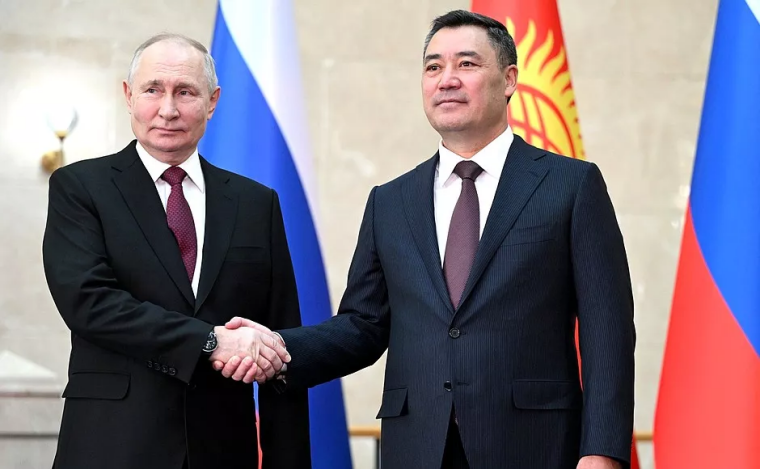 Президент РФ Владимир Путин и президент Кыргызстана Садыр Жапаров в Бишкеке