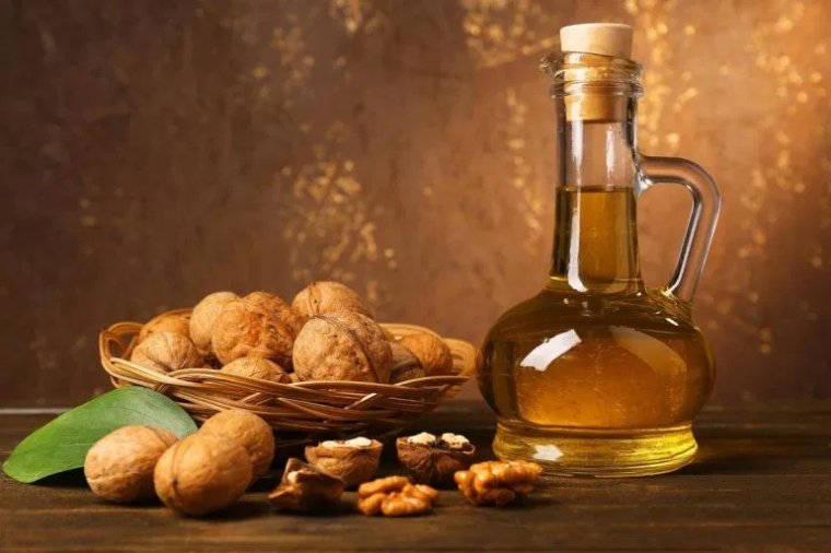 Олія волоського горіха – цінний дієтичний продукт, що рідко викликає алергію.