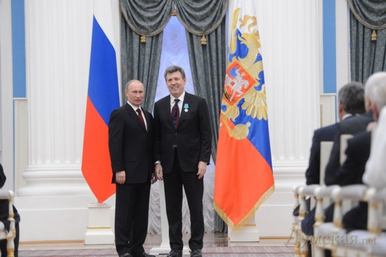 В 2013 году Владимир Путин наградил Сергея Кивалова медалью Пушкина