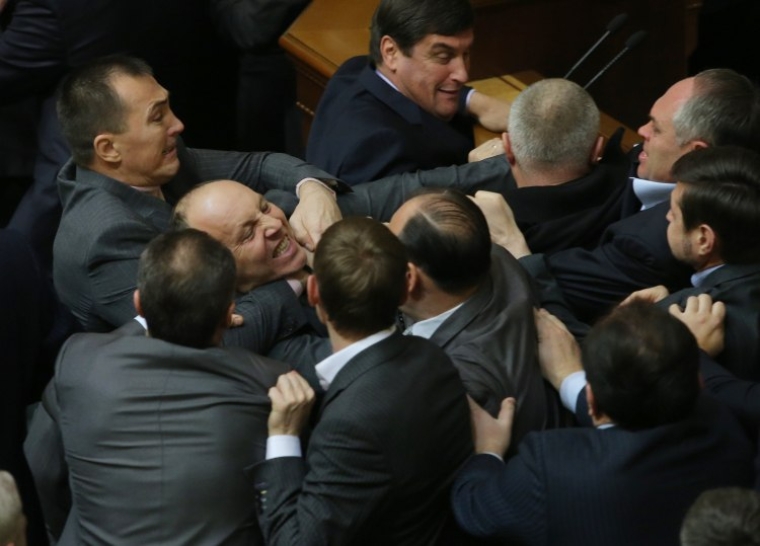 Драка между народными депутатами в зале заседаний Верховной Рады