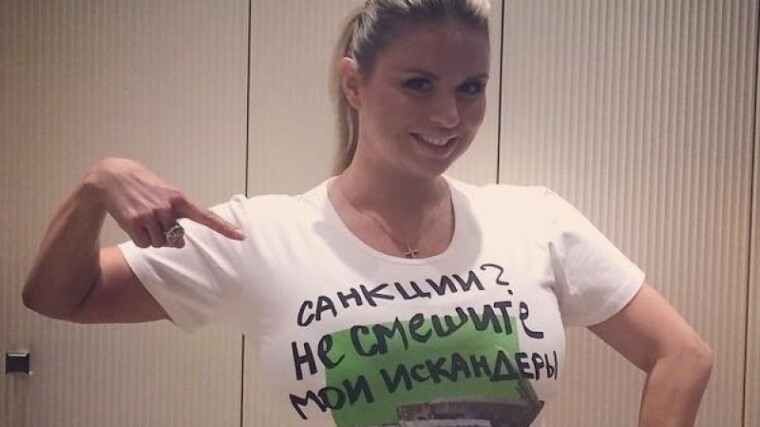 Анна Семенович в фирменной футболке