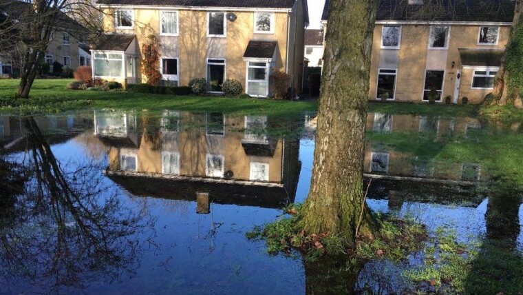 Шторм "Белла" затопил дома в Англии