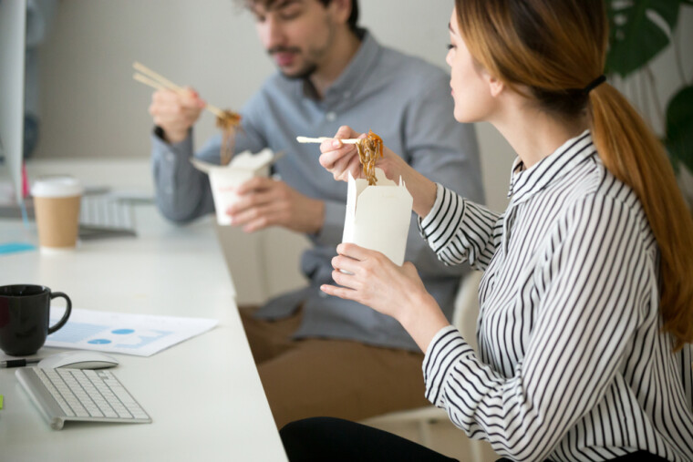 Коли локшина швидкого приготування — єдино можливий варіант гарячого обіду, їй будуть раді і "білі комірці" / Shutterstock