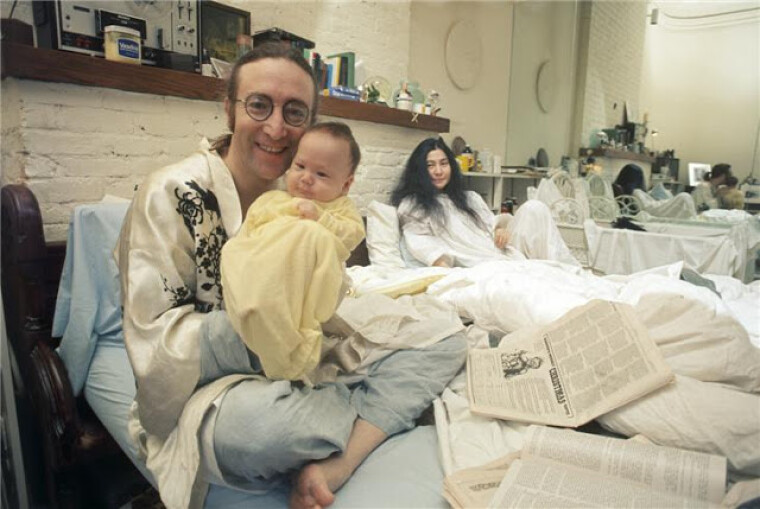Джон, Йоко і їх син Шон, 1975 р./vintag.es