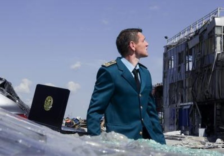 Робота митників на зруйнованому митному комплексі в Одеському порту