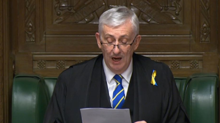 Спикер Палаты общин Соединенного Королевства Линдси Гойл с сине-желтой лентой на груди