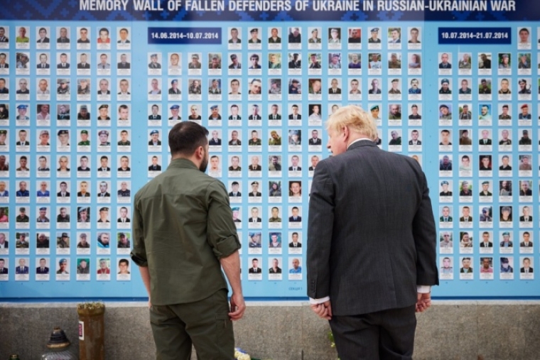 Джонсон и Зеленский у Стены памяти павших героев на Трехсвятительской улице