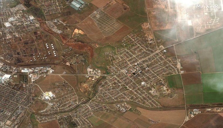 Супутниковий знімок Чорнобаївської птахофабрики та довколишнього Херсонського аеродрому, зверху праворуч. Фото Maxar Technologies