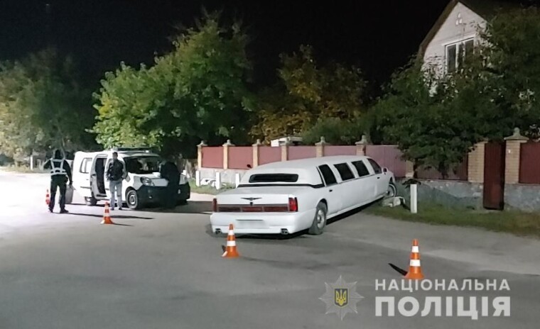 В поселке Ракитное Киевской области 21-летний мужчина похитил лимузин Lincoln Town Car