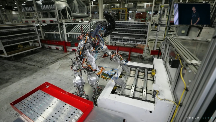 Кадри з ролика, що демонструють здібності робота Optimus