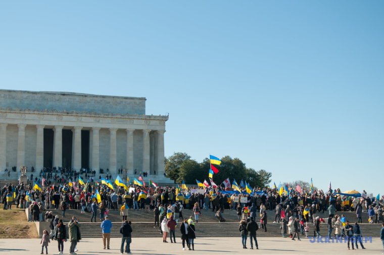 "Сотні людей вийшли на мітинг у Вашингтоні";