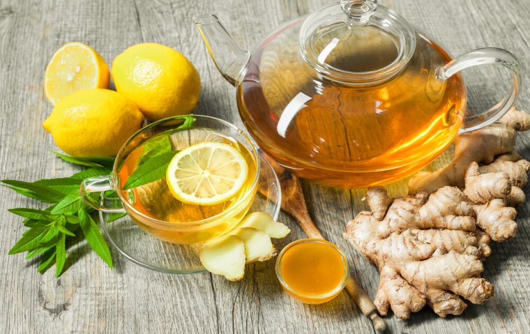 Імбир, лимон і мед – найзнаменитіша комбінація для приготування антипростудного чаю, що зігріває.