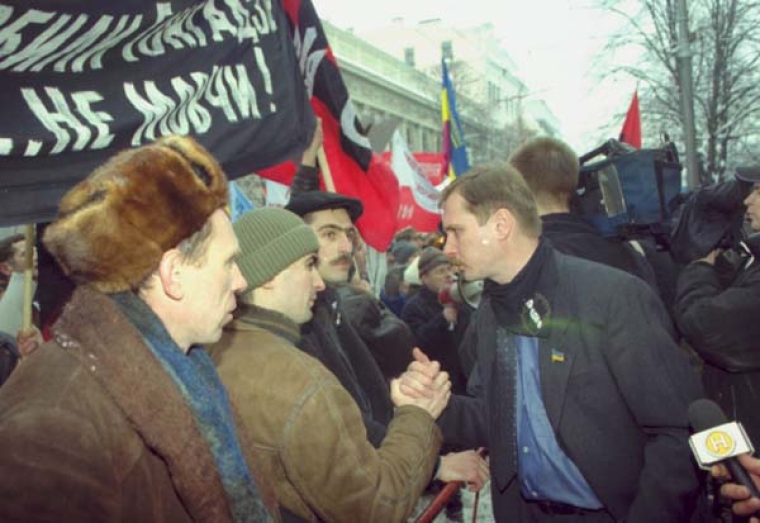 Тарас Чорновил во время акции "Украина без Кучмы"