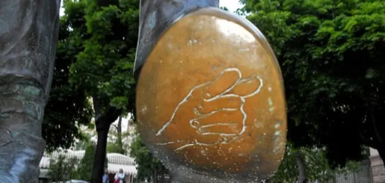 памятник Паниковскому в Киеве, вид снизу