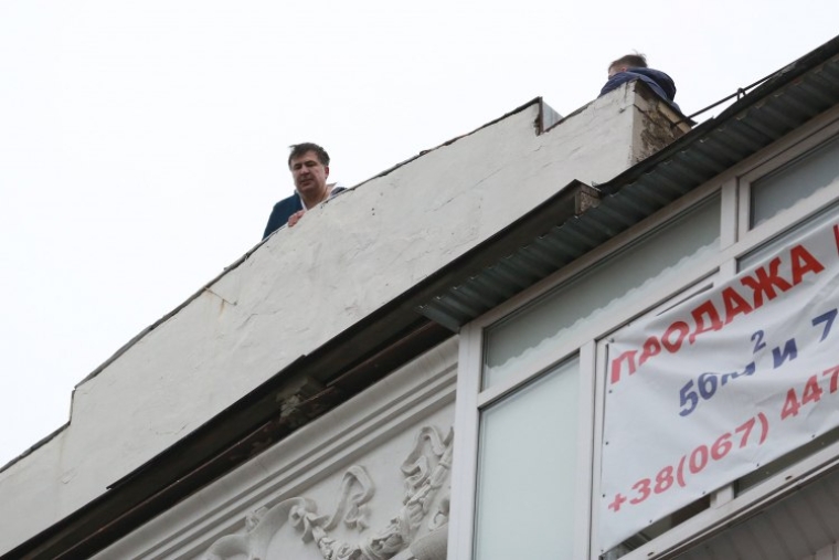 5 грудня 2017 року в Києві в будинку лідера "Руху Нових сил" Михайла Саакашвілі провели слідчі дії. Під будинком відбулися бійки між соратниками Саакашвілі і правоохоронцями