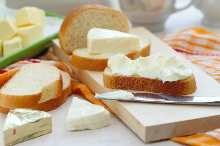 Мягкий плавленый сыр быстро и удобно намазывается на хлеб