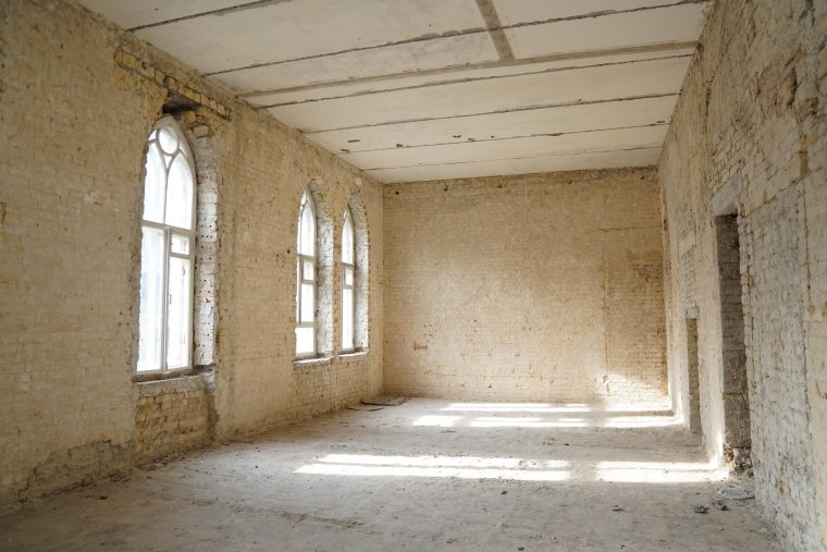 В помещении гуляет ветер через старые окна и трещины в стене. Самая большая – шириной около 5 см