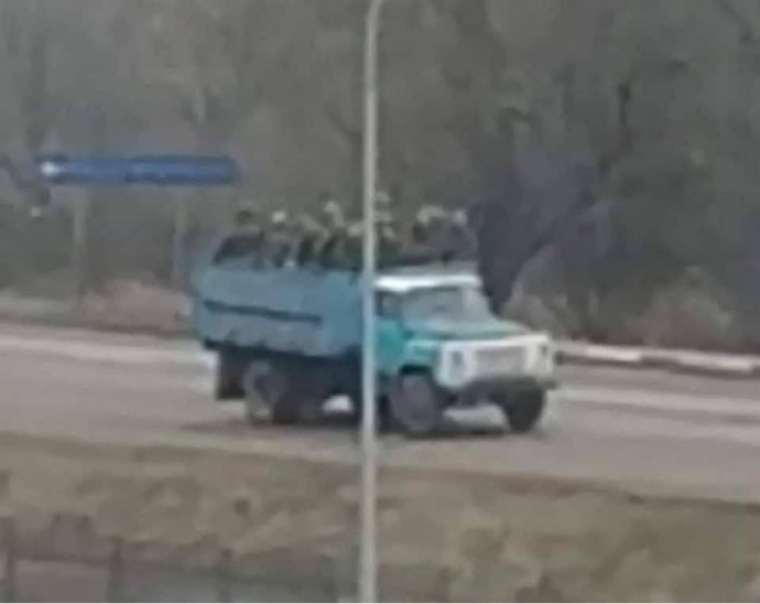 Російські окупанти їдуть у цивільній вантажівці ЗИЛ-130
