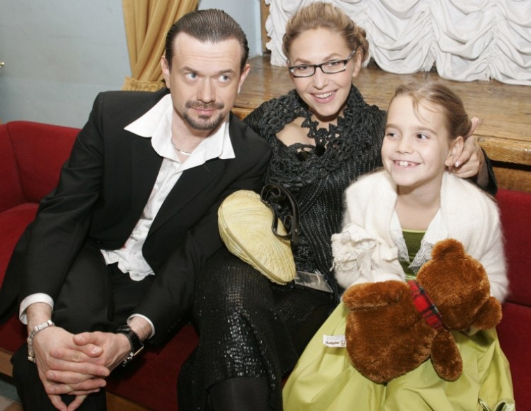 Остап Ступка с женой Ириной и дочерью Устиньей