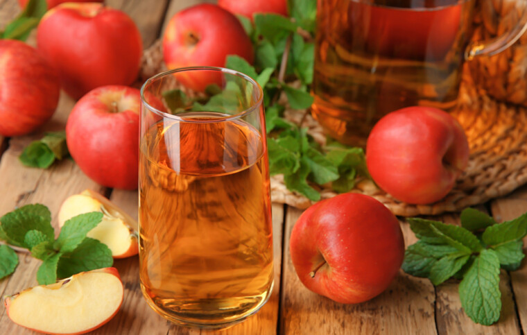 Яблочный сок в стакане